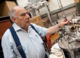 Arnold Honig in his laboratory (2010)