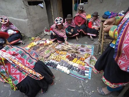 Peruvian women and food