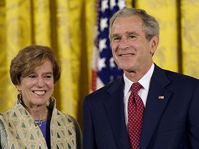 Fedoroff receiving the 2006 National Medal of Science from President Bush.