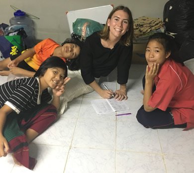 Kait Hobson '16 with students in Thailand. 