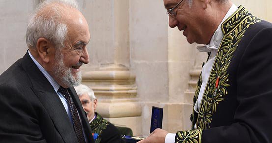 Lebowitz receiving the Grande Médaille of the French Academy of Sciences in 2014. (Photo courtesy of B. Eymann/Académie des Sciences)